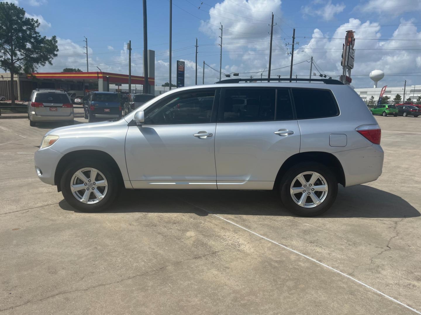 2009 SILVER /gray Toyota Highlander Base 2WD (JTEDA41A192) with an 3.5L V6 DOHC 24V engine, 5-Speed Automatic transmission, located at 14700 Tomball Parkway 249, Houston, TX, 77086, (281) 444-2200, 29.928619, -95.504074 - Photo#3